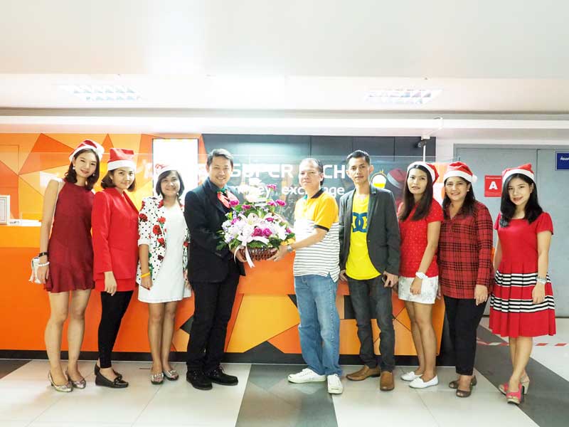 ศูนย์การค้าฟอร์จูนทาวน์ มอบกระเช้าดอกไม้ร่วมแสดงความยินดีเนื่องในโอกาสเปิด ร้านแลกเปลี่ยนเงินตรา SUPER RICH