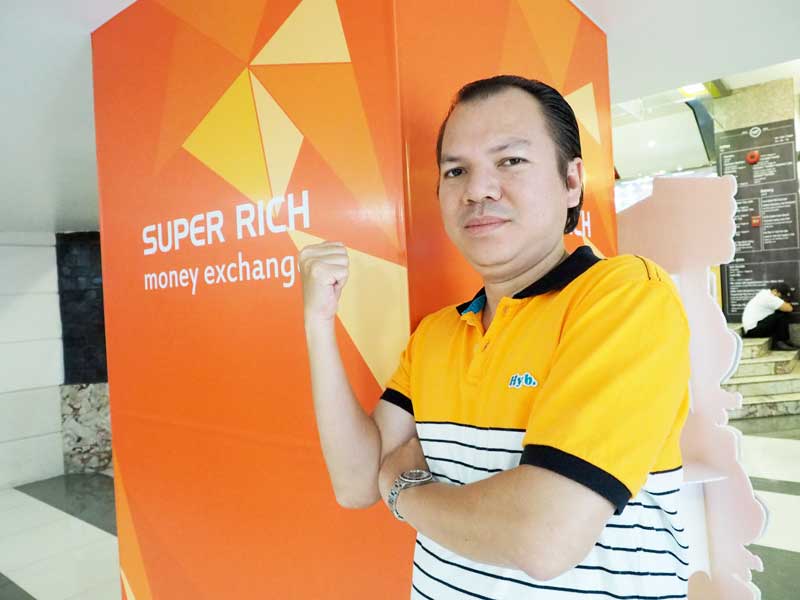 ศูนย์การค้าฟอร์จูนทาวน์ มอบกระเช้าดอกไม้ร่วมแสดงความยินดีเนื่องในโอกาสเปิด ร้านแลกเปลี่ยนเงินตรา SUPER RICH