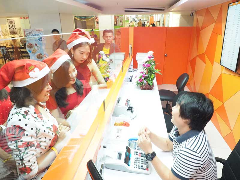 ศูนย์การค้าฟอร์จูนทาวน์ มอบกระเช้าดอกไม้ร่วมแสดงความยินดีเนื่องในโอกาสเปิด ร้านแลกเปลี่ยนเงินตรา SUPER RICH